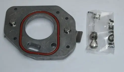 Flansch aus Metall mit roter Dichtung, dazu zwei Zubehörteile in einer durchsichtigen Verpackung. Für Anwendungen mit Daikin GSU bis Baujahr 2011 geeignet.